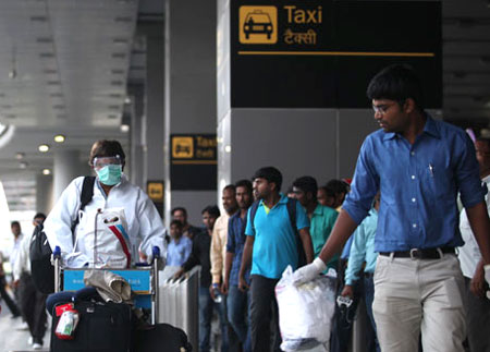 Kiểm so&aacute;t dịch Ebola đang được siết chặt ở s&acirc;n bay Delhi