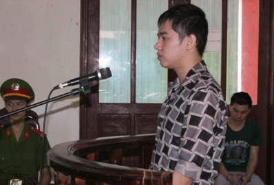 Ng&ocirc; L&ecirc; Anh Học trước v&agrave;nh m&oacute;ng ngựa.