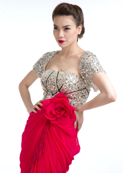 H&agrave; Hồ chọn c&aacute;ch trả lời nước đ&ocirc;i về sự ra đi v&agrave; ở lại của m&igrave;nh trong cuộc h&ocirc;n nh&acirc;n với Cường đ&ocirc;la