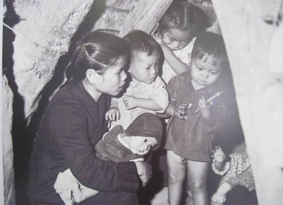 C&ocirc; gi&aacute;o đưa học sinh v&agrave;o hầm tr&uacute; ẩn