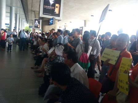 Nhiều người mỏi mệt chờ chuyến bay c&oacute; khi trễ tới 4h