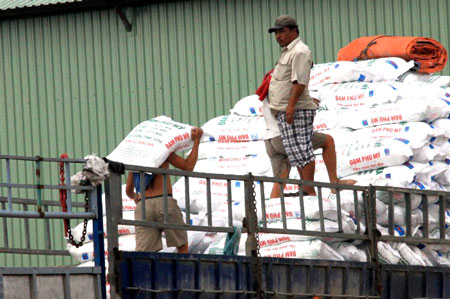 Hai xe tải BKS 77C-04871 v&agrave; 77C-02214 đấu th&ugrave;ng xe để sang tải