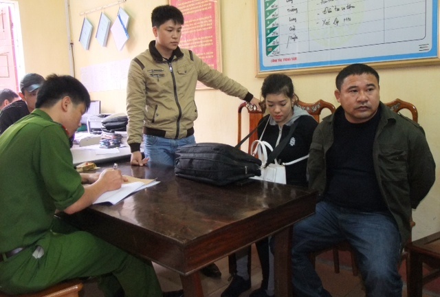 Hai đ&ocirc;́i tượng (bìa phải) tại cơ quan đi&ecirc;̀u tra