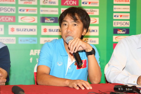 HLV Miura trong cuộc họp b&aacute;o chiều nay. Ảnh Thanh Ni&ecirc;n