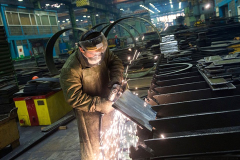 C&ocirc;ng nh&acirc;n b&ecirc;n trong xưởng đ&oacute;ng t&agrave;u ngầm của Nga