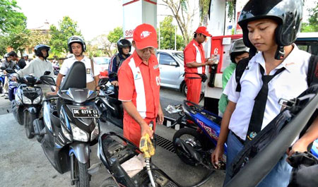 Gi&aacute; xăng ở Indonesia đ&atilde; tăng 30% do Ch&iacute;nh phủ giảm trợ cấp