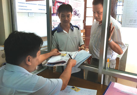 Người d&acirc;n đến l&agrave;m thủ tục đổi GPLX theo mẫu mới tại Sở GTVT tỉnh Bắc NinhẢnh: N.T
