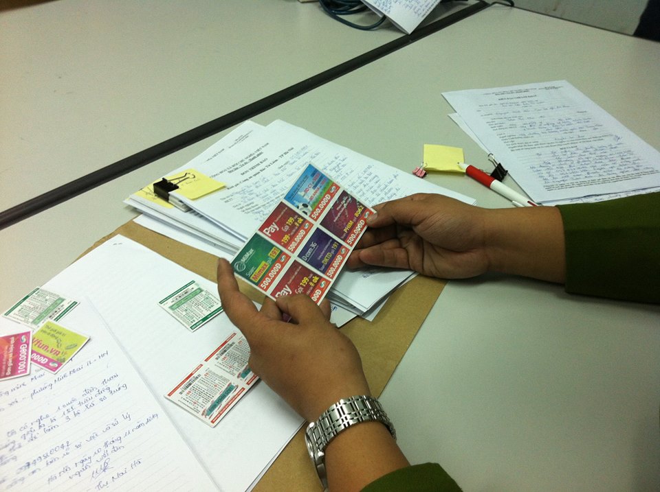 C&aacute;c thẻ nạp điện thoại l&agrave; tang vật của vụ &aacute;n