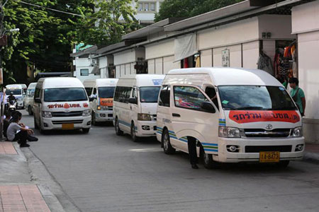 Xe kh&aacute;ch Th&aacute;i Lan đang chờ kh&aacute;ch gần Tượng đ&agrave;i Chiến Thắng ở Bangkok