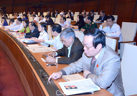 C&aacute;c đại biểu Quốc hội bấm n&uacute;t th&ocirc;ng qua dự &aacute;n Luật BHXH (sửa đổi)