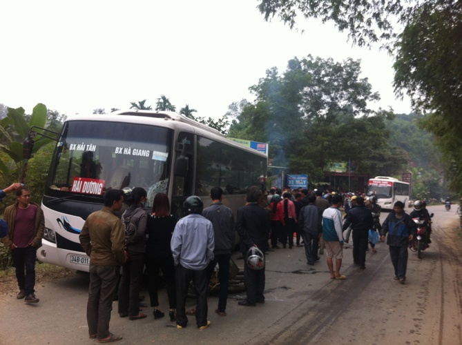 Nhiều người d&acirc;n hiếu kỳ đổ ra đường xem tai nạn