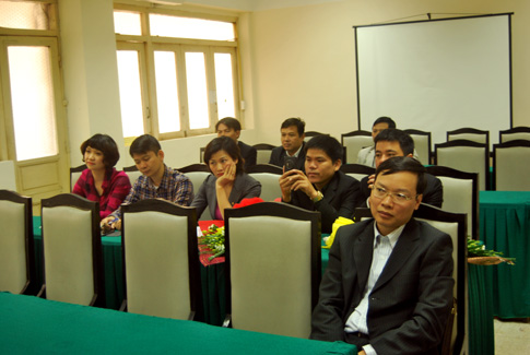 Kỳ thi được truyền trực tiếp qua m&agrave;n h&agrave;nh để người nh&agrave; th&iacute; sinh v&agrave; b&aacute;o ch&iacute; c&oacute; thể theo d&otilde;i.