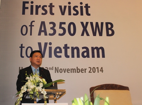 Bộ trưởng Đinh La Thăng ph&aacute;t biểu tại cuộc họp b&aacute;o chiều nay