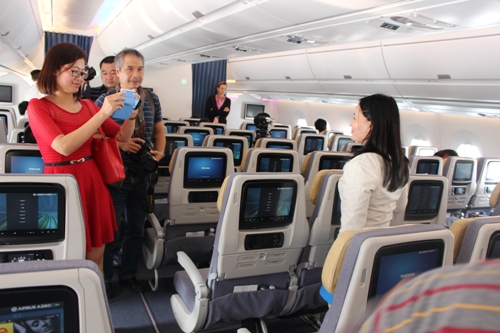 Ghế ngồi ti&ecirc;u chuẩn ở hạng phổ th&ocirc;ng rộng tới 46cm