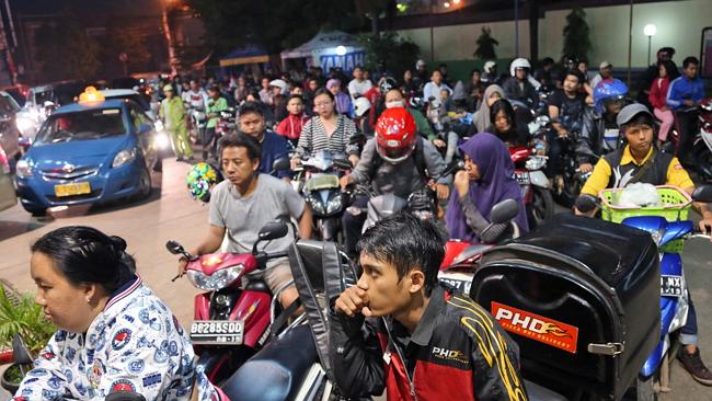 H&agrave;ng d&agrave;i người v&agrave; xe xếp h&agrave;ng trước c&aacute;c c&acirc;y xăng trước giờ tăng gi&aacute;