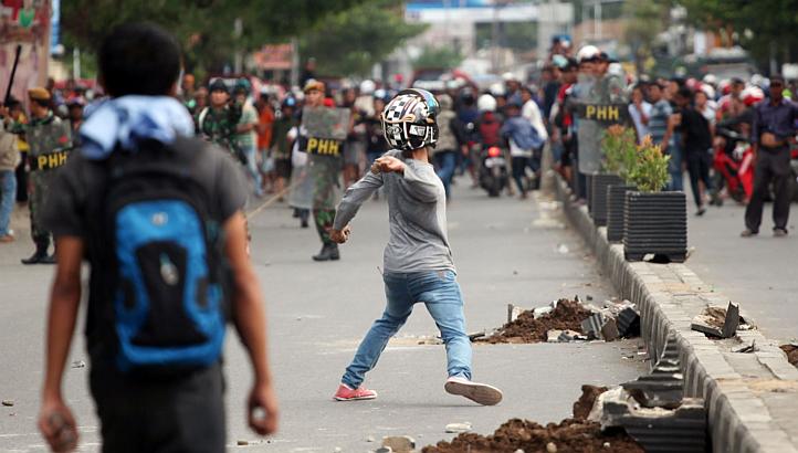 Người biểu t&igrave;nh phản đối gi&aacute; xăng tăng xung đột với cảnh s&aacute;t