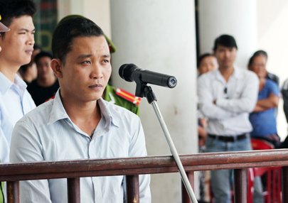 Bị c&aacute;o H&ugrave;ng trước v&agrave;nh m&oacute;ng ngựa.