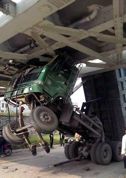 C&uacute; va chạm khiến t&agrave;i xế ngồi trong cabin bị thương nặng, phải nhập viện trong t&igrave;nh trạng nguy kịch