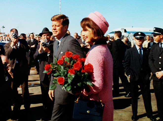 Tổng thống John F. Kennedy v&agrave; phu nh&acirc;n Jacqueline Bouvier Kennedy đ&aacute;p m&aacute;y bay tại Love Field ở Dallas, bang Texas ng&agrave;y 22/11/1963. Vụ &aacute;m s&aacute;t &ocirc;ng Kennedy diễn ra ngay sau đ&oacute; khoảng một tiếng