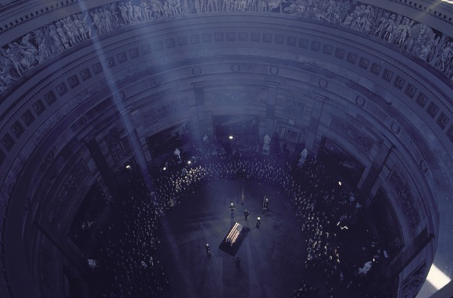 Quan t&agrave;i của &ocirc;ng Kennedy được bao bọc bằng quốc kỳ Mỹ tại trụ sở quốc hội ng&agrave;y 24/11