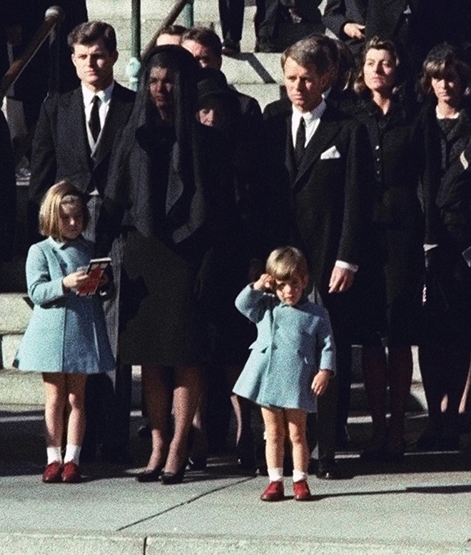Phu nh&acirc;n Jacqueline c&ugrave;ng con g&aacute;i Caroline v&agrave; con trai JFK Jr. viếng quan t&agrave;i &ocirc;ng Kennedy ng&agrave;y 25/11 trước khi ch&ocirc;n cất cố tổng thống