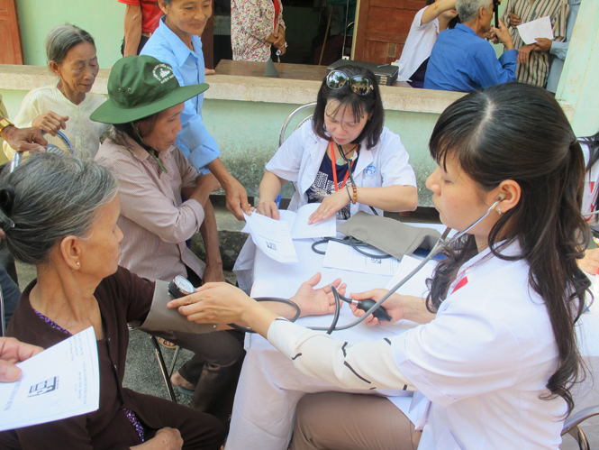 Tham gia BHYT gi&uacute;p người d&acirc;n đảm bảo quyền được chăm s&oacute;c sức khỏe - ảnh minh họa