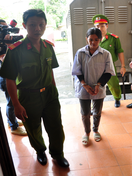 Cảnh s&aacute;t dẫn giải b&agrave; Min v&agrave;o phi&ecirc;n t&ograve;a lưu động x&eacute;t xử sơ thẩm tại huyện v&ugrave;ng cao Ba Tơ s&aacute;ng 21/11. Ảnh: Văn Minh.