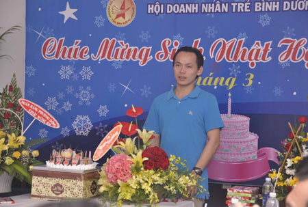 Anh Huỳnh Trần Phi Long trong một sự kiện của Hội Doanh nh&acirc;n trẻ tỉnh B&igrave;nh Dương năm 2013