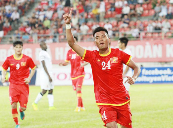 Tiền đạo Hải Anh d&iacute;nh chấn thương