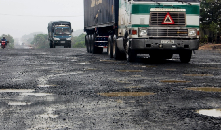 Những ng&agrave;y qua, trực tiếp c&oacute; mặt tr&ecirc;n c&aacute;c đoạn tuyến thi c&ocirc;ng QL 1 qua địa b&agrave;n tỉnh, PV B&aacute;o Giao th&ocirc;ng ghi nhận h&agrave;ng loạt vị tr&iacute; mất ATGT. Đường x&aacute; bị c&agrave;y n&aacute;t, h&agrave;ng loạt ổ g&agrave;, ổ voi, vị tr&iacute; đường nguy hiểm với người tham gia giao th&ocirc;ng.