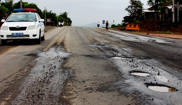 Thượng t&aacute; Nguyễn Tiến Diệu, Ph&oacute; trưởng Ph&ograve;ng CSGT C&ocirc;ng an tỉnh Ph&uacute; Y&ecirc;n cho biết: đang m&ugrave;a mưa lớn, mặt đường trơn trượt, đọng nước, c&aacute;c phương tiện xe cơ giới, xe tải, kh&aacute;ch chủ yếu lưu th&ocirc;ng ban đ&ecirc;m n&ecirc;n nếu c&aacute;c nh&agrave; thầu kh&ocirc;ng đảm bảo, triển khai gấp c&aacute;c biện ph&aacute;p cảnh giới, rất dễ mất ATGT.