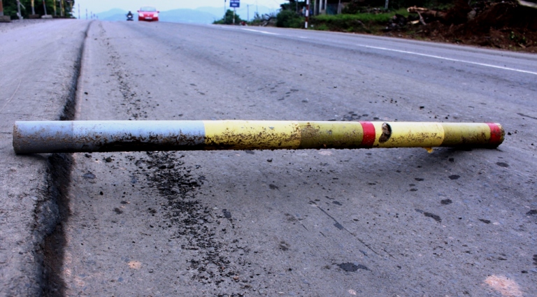 Tại c&aacute;c Km 1356, Km 1358-Km 1359+950 xuất hiện nhiều &ldquo;ổ g&agrave;&rdquo;, s&oacute;ng tr&acirc;u, gồ ghề nguy hiểm. Tuy nhi&ecirc;n cho đến ng&agrave;y 21/11, hầu hết c&aacute;c vị tr&iacute; n&agrave;y vẫn chưa được khắc phục. PV trực tiếp gọi điện, nhắn tin t&igrave;m hiểu sự việc qua số m&aacute;y của đại diện Ban QLDA Thăng Long nhưng vị n&agrave;y kh&ocirc;ng hồi &acirc;m.