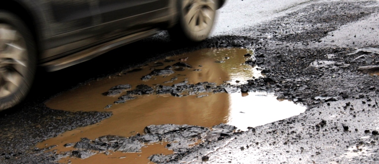 Theo &ocirc;ng Trương Phương, Ch&aacute;nh Văn ph&ograve;ng Ban ATGT tỉnh Ph&uacute; Y&ecirc;n cho biết, ban c&oacute; kế hoạch kiểm tra c&aacute;c nh&agrave; thầu kh&ocirc;ng tu&acirc;n thủ c&ocirc;ng t&aacute;c đảm bảo ATGT trong qu&aacute; tr&igrave;nh thi c&ocirc;ng trước thực trạng n&agrave;y.