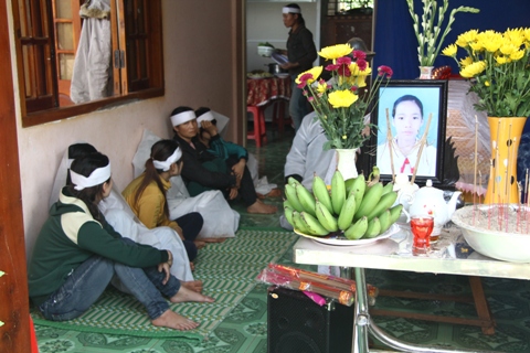 Người th&acirc;n đau đớn trước c&aacute;i chết thương t&acirc;m của mẹ con chị Khuy&ecirc;n