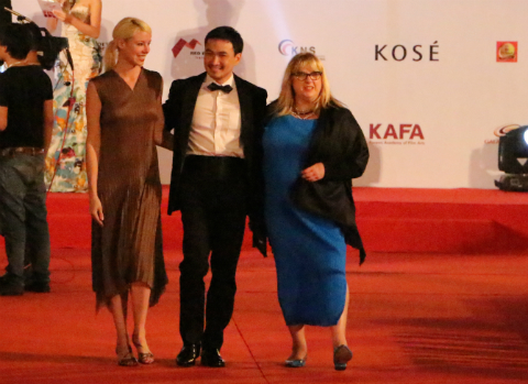 Chi Bảo tháp tùng nhà sản xuất - diễn viên Hollywood Colleen Camp