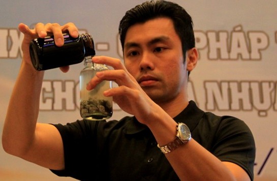 Chuy&ecirc;n gia thử nghiệm phụ gia tăng b&aacute;m d&iacute;nh trong điều kiện 