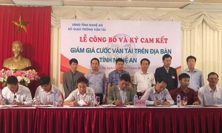 Đại diện c&aacute;c doanh nghiệp vận tải tr&ecirc;n địa b&agrave;n tỉnh Nghệ An thực hiện l&yacute; cam kết giảm gi&aacute; cước vậntải