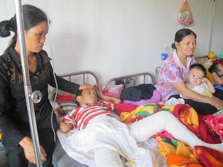 B&eacute; Vinh đang được chăm s&oacute;c tại bệnh viện