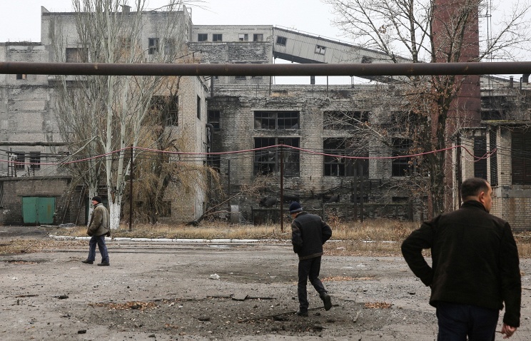 T&ograve;a nh&agrave; bị ph&aacute; hủy v&igrave; bom k&iacute;ch tại Donetsk