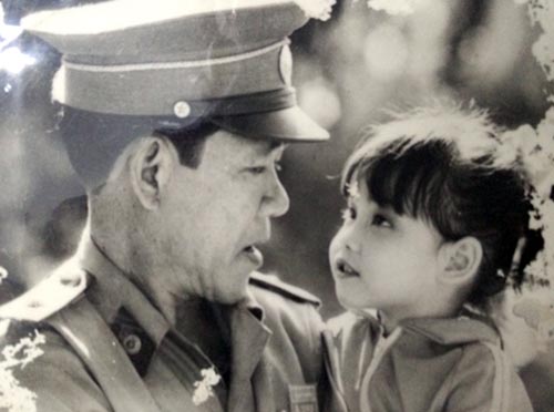 H&igrave;nh ảnh &ocirc;ng Th&agrave;nh giải cứu b&eacute; g&aacute;i trong một vụ bắt c&oacute;c. Ảnh gia đ&igrave;nh cung cấp.