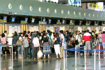 Kh&aacute;ch l&agrave;m thủ tục tại Nh&agrave; ga T1, CHK quốc tế Nội B&agrave;i