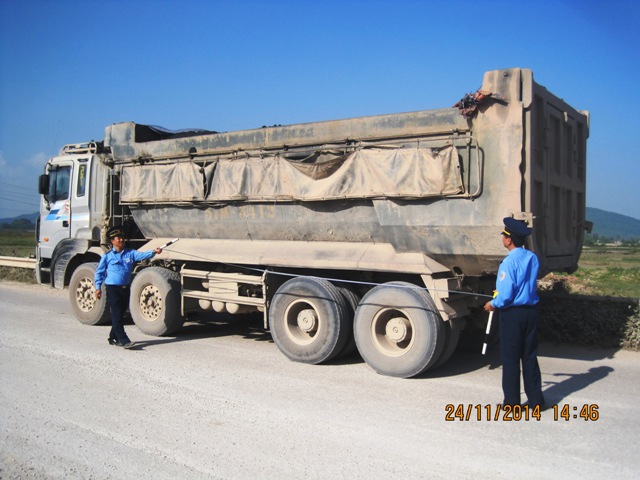 Chiếc xe n&agrave;y tự &yacute; cơi nới th&agrave;nh th&ugrave;ng đang được lực lượng Thanh tra kiểm tra v&agrave; xử l&yacute;