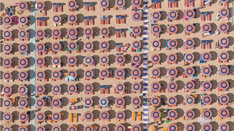 B&atilde;i biển Địa Trung Hải nh&igrave;n từ tr&ecirc;n cao