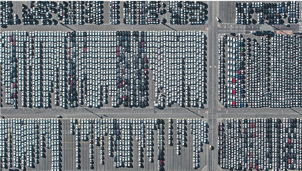 Một b&atilde;i đỗ xe ở v&ugrave;ng ngoại &ocirc;