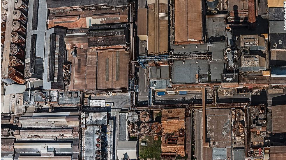 Anh Lang bất chấp nguy hiểm treo m&igrave;nh tr&ecirc;n m&aacute;y bay để thực hiện mong ước bộ ảnh chụp tr&ecirc;n kh&ocirc;ng.JPG