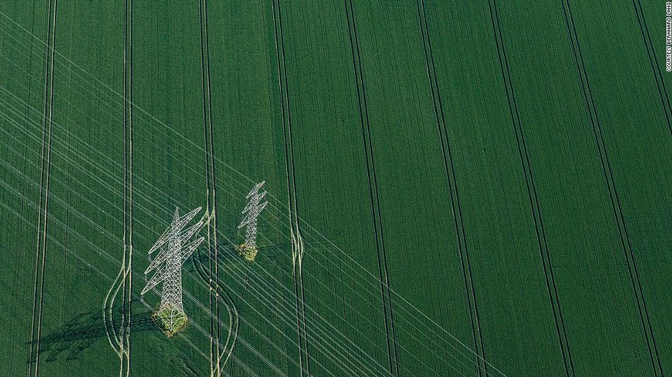 Với anh Lang, cảnh vật nh&igrave;n tr&ecirc;n cao tựa như một bức tranh trừu tượng độc đ&aacute;o