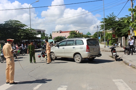 Lực lượng chức năng c&oacute; mặt tại hiện trường để điều tra, l&agrave;m r&otilde; nguy&ecirc;n nh&acirc;n vụ tai nạn