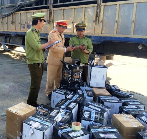 Lực lượng chức năng đang kiểm tra số rượu bị bắt giữ