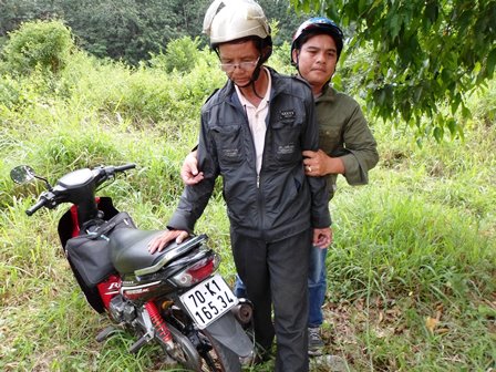 Hiệp sĩ Hải đ&atilde; t&oacute;m gọn đối tượng ti&ecirc;u thụ xe gian qua bi&ecirc;n giới Campuchia