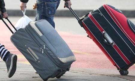 Ch&iacute;nh quyền th&agrave;nh phố cấm kh&aacute;ch du lịch v&agrave; d&acirc;n địa phương k&eacute;o va li 